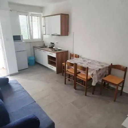 Pere - Parking And Barbecue Povljana