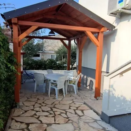 Pere - Parking And Barbecue Povljana