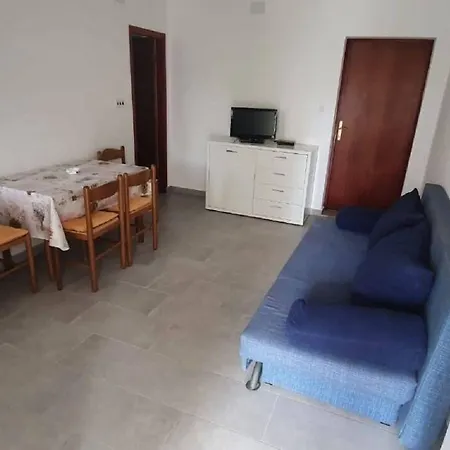 Pere - Parking And Barbecue Povljana