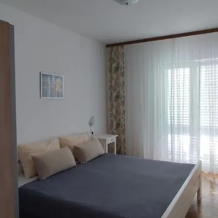 アパート Pere
